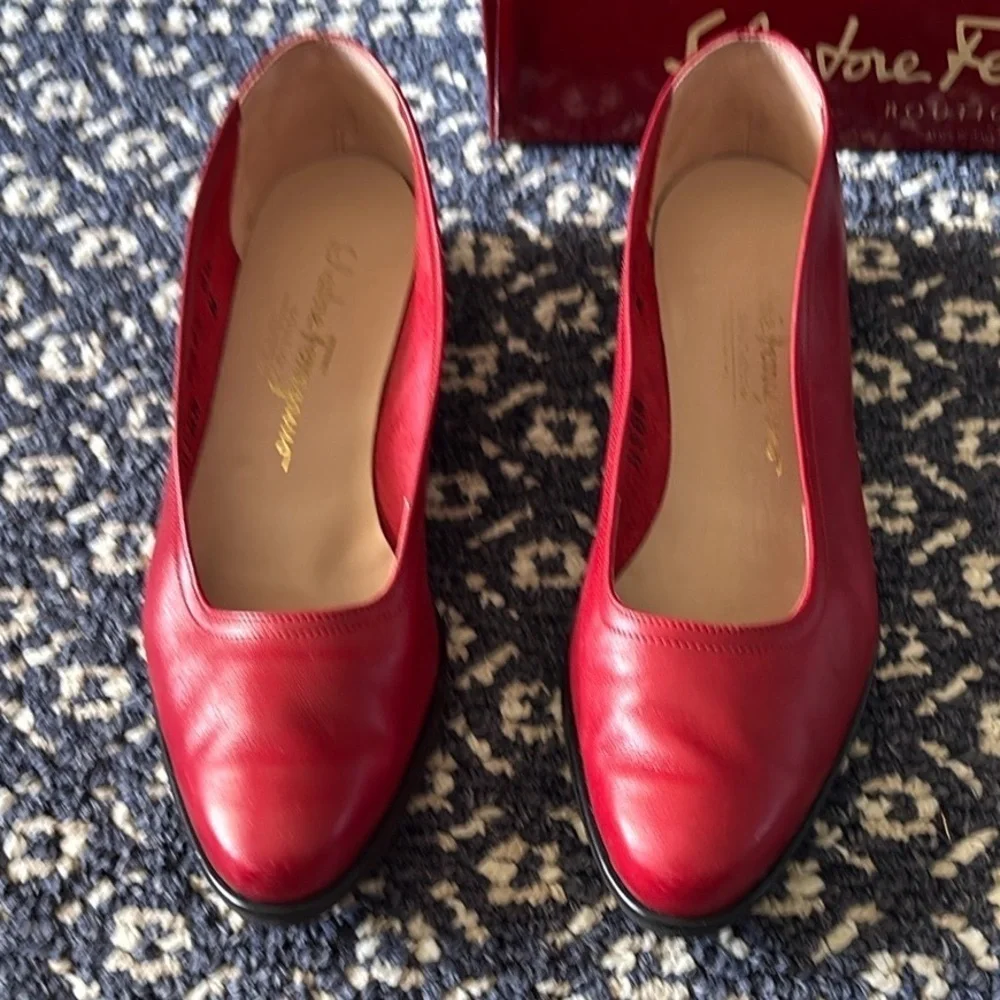 Vintage Salvatore Ferragamo Women's leather Red Flats in size 8.5